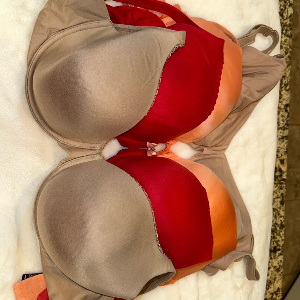 Victoria’s Secret lot of 4 bras 3 pushups and all are underwire size 40DD